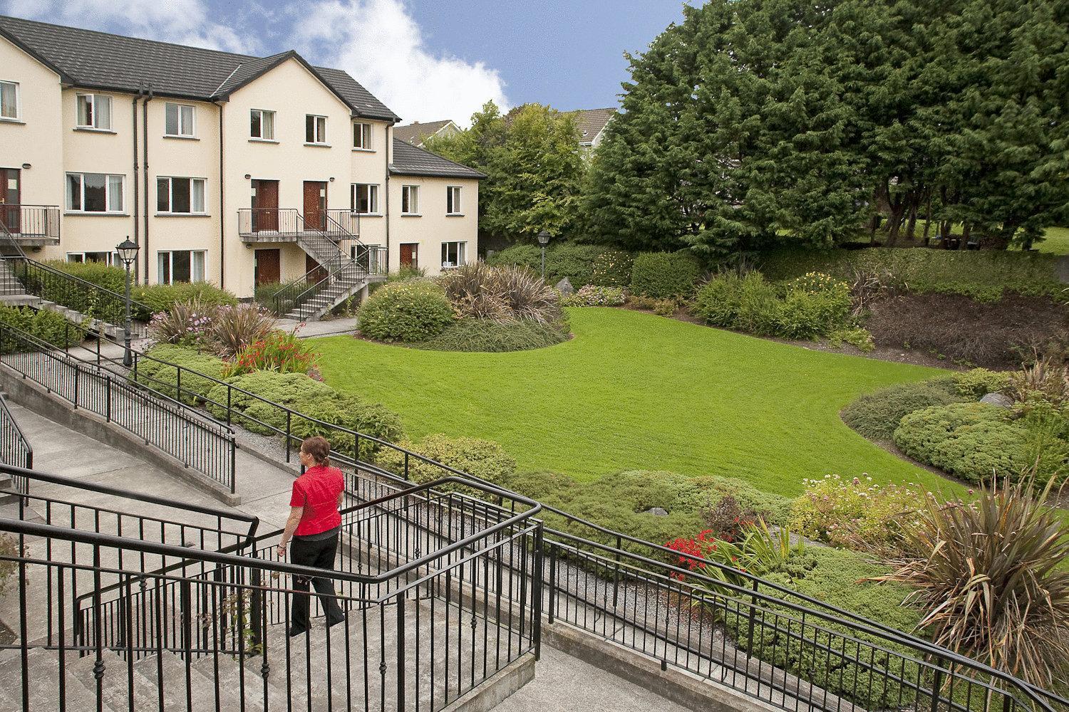 Menlo Park Apartments Голуей Екстериор снимка