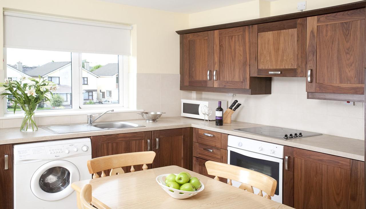 Menlo Park Apartments Голуей Екстериор снимка